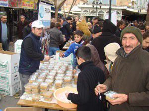 Rida Cuma çıkışı aşure dağıttı