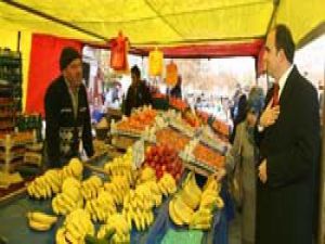 Altay semt pazarlarındaydı