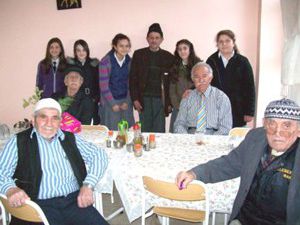 Okul yönetimi Akşehir Huzurevini ziyaret etti