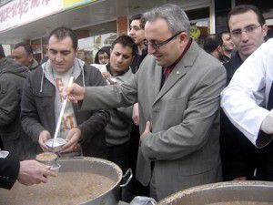 AK parti gençlik kolları Akşehirde aşure dağıttı