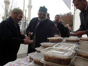 Karapınar Belediyesi 7 bin kişiye aşure dağıttı