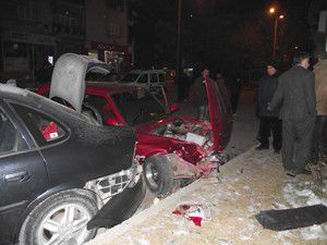 Otomobil parktaki araçlara çarptı