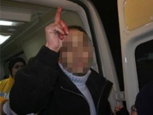 Eşi terkedince 8 katlı binanın çatısına çıktı