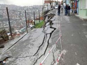İzmirde yağışlar yol çökertti