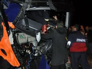 Konyada tır silindire çarptı: 2 yaralı
