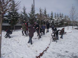 Özel gençlikte kızakta kayma keyfi