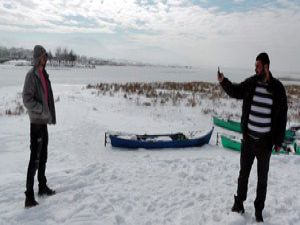 Buzla kaplı göl üzerinde tehlikeli oyun