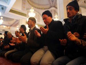 Gecede eller dua için açıldı