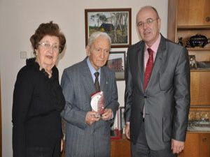 Konyalı duayen öğretmenden örnek bağış