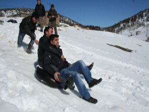 Beyşehirde gençlerin kayak keyfi