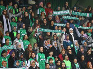 Bayan ve çocuk taraftarlara yer ayrıldı