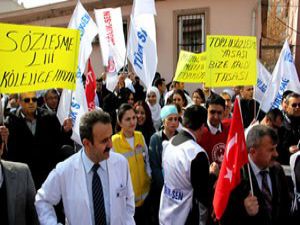 Sağlık çalışanlarından eylem
