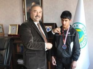 Başarılı genç halterciye ödül