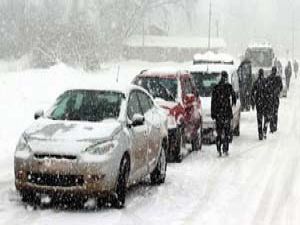 Kar yağışı ulaşımı vurdu; yollar kapandı