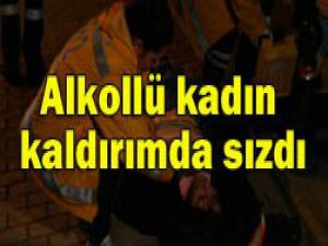 Kaldırımda sızdı, çöpçüler buldu