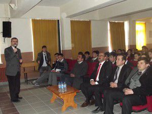 Karapınarda YGSye girecek öğrencilere seminer