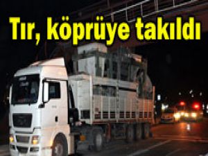 Tır yaya üst geçidine takıldı