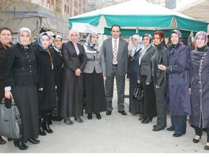 Semt pazarında kadınlar gününü kutladı