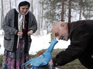 Çocuklarının mezarlarının yanından ayrılmıyorlar