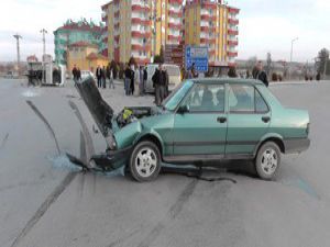 Kamyonet otomobille çapıştı: 4 yaralı