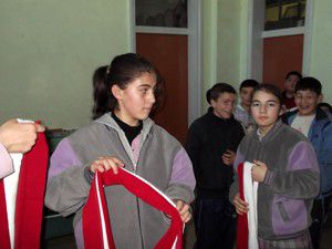 Akyunderden öğrencilere atkı armağanı