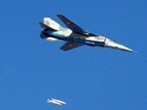 Pilot, askeri binayı bombaladı, Türkiyeye sığındı
