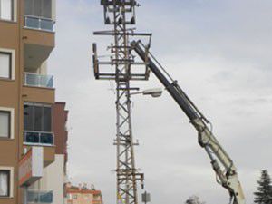 Elektrik akımına kapılan işçilerden biri öldü