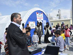 Vandaki yetimlere elbise yardımı