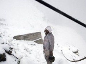 150 asker kar altında