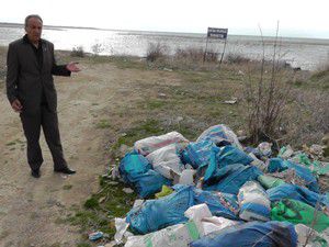 Göl kıyılarına dökülen molozlar tepki çekiyor