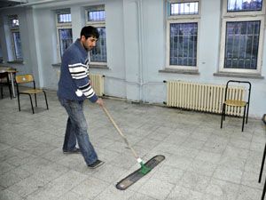 Eşini darp eden kocaya temizlik cezası verildi