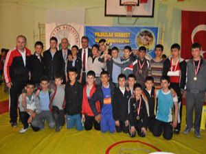 Öğrenciler güreş turnuvasında yarıştı