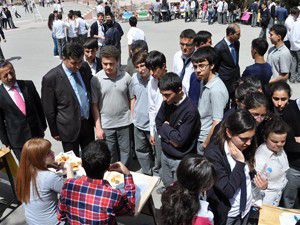 Üniversite hazırlık öğrencilerine bilgi veriliyor