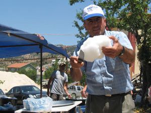 Kışın depolanan kar, yazın yemek sofralarında