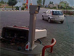 Dalgın kadın sürücü, benzin aldığını unutunca