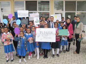 Kahvehanede kitap okudular