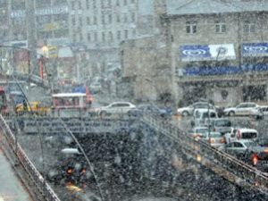 Erzuruma lapa lapa kar yağdı