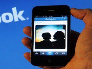 Facebook akıllı telefon peşinde