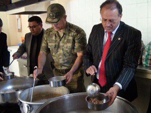 Akşehir protokolü yemek dağıttı