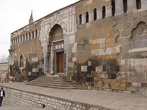 Şaşkın hırsız camide uyuyakalınca yakalandı