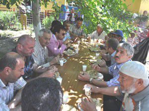 Çalışan ve emekliler yemekte buluştu