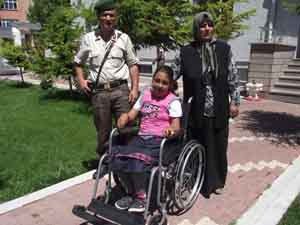 Mavi kapaklar engelli öğrenciye umut oldu