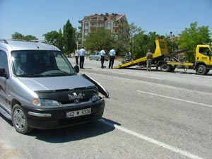 Karşıya geçmek isterken otomobil çarptı