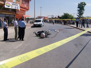 Motorsikletliyi ezen sürücü yakalandı