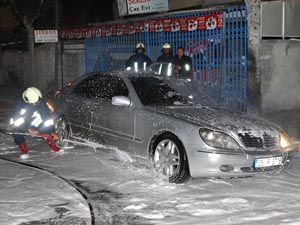 Konyada lüks otomobil kundaklandı