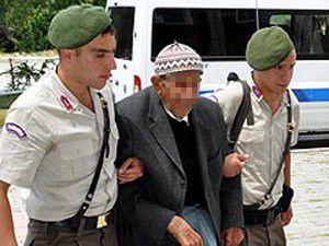 Yaşlı adam, uyuyan eşini baltayla öldürdü