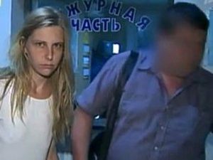 İki çocuğunu balkondan attı