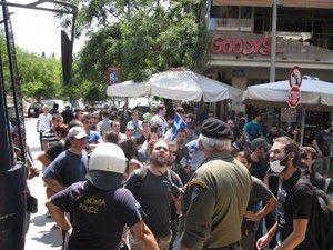 Rum öğrencilerden Bahçeliye protesto