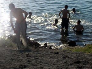 Karapınarlılar Acıgölde serinliyor