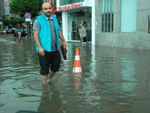Bir saatlik yağmur Yalovayı felç etti